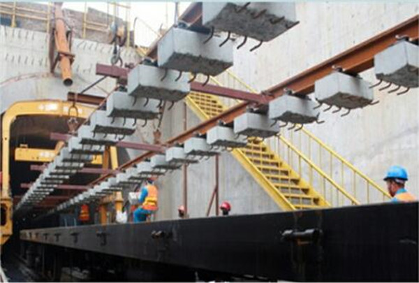 西(xi)安地鐵二(èr)号線鋪軌(guǐ)所用公司(sī)混凝土軌(gui)枕産品