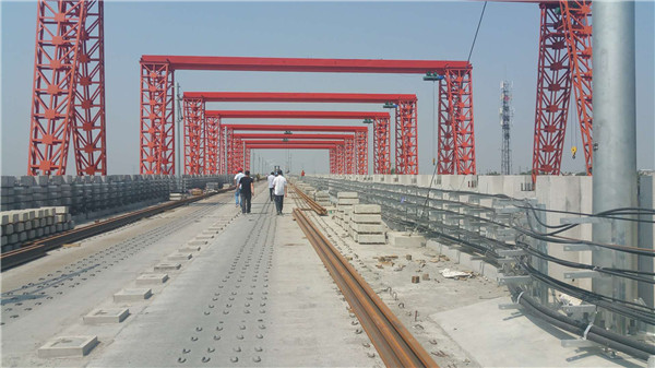 2018年(nian)6月西安北(bei)至機場城(cheng)際鐵路鋪(pu)設軌枕現(xian)場